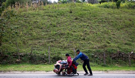 FOTO Kisah Migran Venezuela Dorong Kursi Roda Sejauh 600 Km Demi