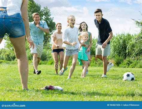 Lycklig Familj Av Sex Personer Som Lyckligt Tillsammans Spelar I Fotboll Arkivfoto Bild Av