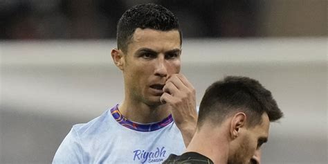 Jersey Cristiano Ronaldo Bekas Lawan Lionel Messi Jadi Hadiah Spesial