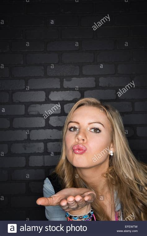 Jeune Femme Blonde Souffle Un Baiser Banque De Photographies Et Dimages Haute R Solution Alamy
