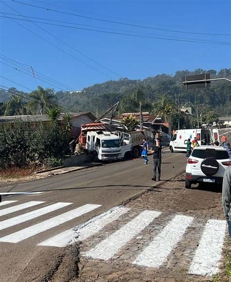 Caminhão fica sem freio e colide em outro caminhão que pintava as ruas