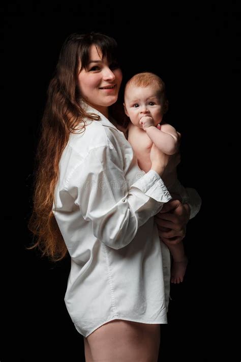 Junge Brunette Mutter Mit Langen Haaren Und Einem Wei En Hemd H Lt Einen Neugeborenen Sohn Ein