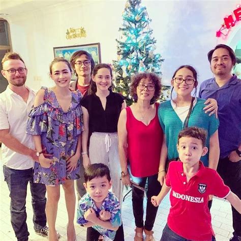 Momen Kebersamaan Dewi Rezer Dan Kekasih Asal Kanada Romantis Hot Liputan