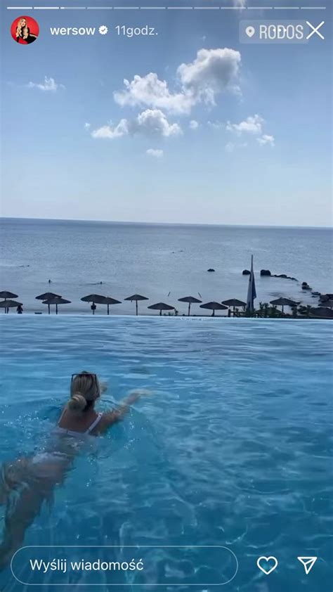 Wersow na wakacjach eksponuje zgrabną sylwetkę w białym bikini Cena kompletu zwala z nóg