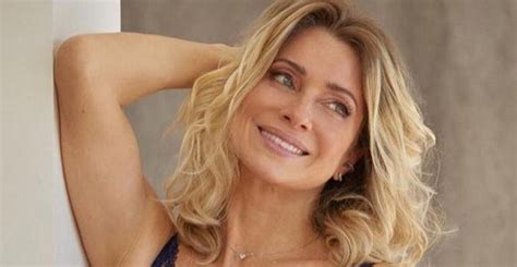 Letícia Spiller aparece só de lingerie e exibe corpo impressionante aos anos