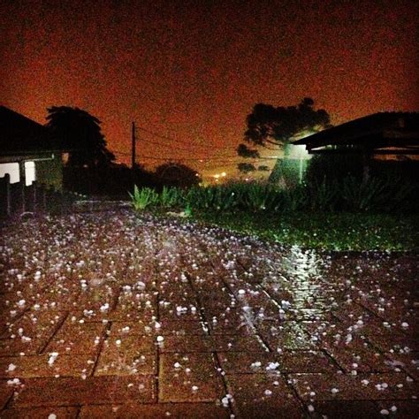 Chuva De Granizo Danifica Telhado De Casas