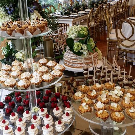 Un Montaje De Postres Divino La Torta De Novia Es Naked De Vainilla Y