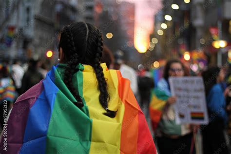 Jovem Leva A Bandeira Lgbt Em Marcha Pela Diversidade E O Orgulho Gay Em Meio Aos Manifestantes