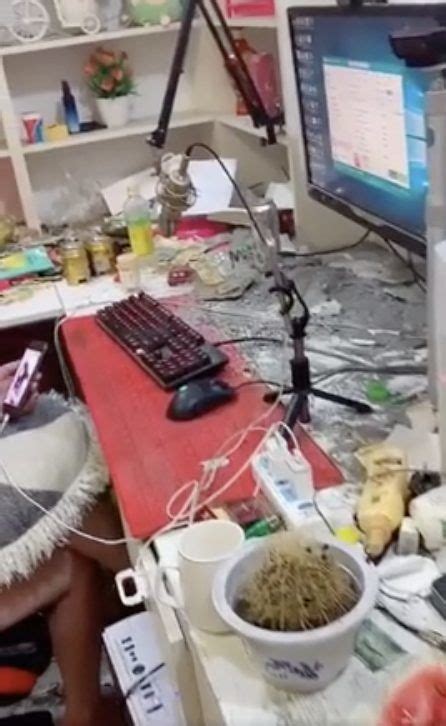 Hot girl livestream lộ cảnh hậu trường căn phòng ngập rác và đồ ăn thừa khiến dân tình khiếp đảm