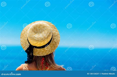 Muchacha En Bikini Con El Mar Azul Y Cielo En Fondo Imagen De Archivo Imagen De Isla Turquesa