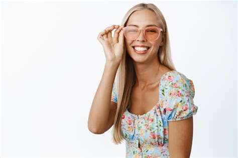 L Gante Jeune Femme Blonde Lunettes De Soleil Souriante Et Regardant Positivement La Cam Ra