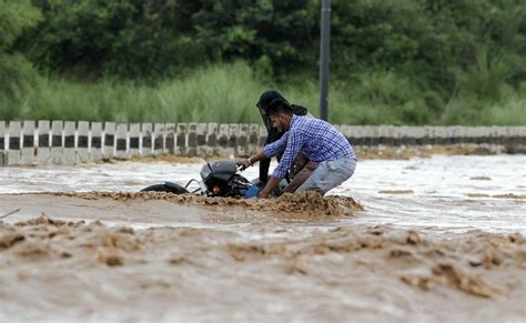 India In Ginocchio Per Le Piogge Monsoniche Gallery