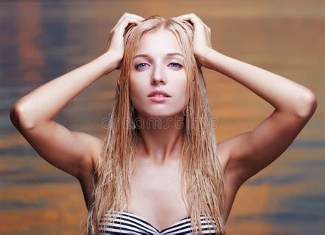 Blonde Hermoso En El Mar Imagen De Archivo Imagen De Hermoso