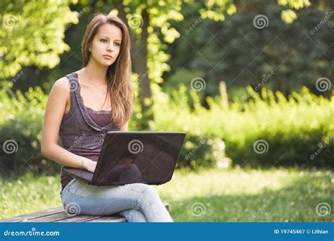 Jeune Fille De Brunette Avec Son Latop Image Stock Image Du Pensif Assez 19745467