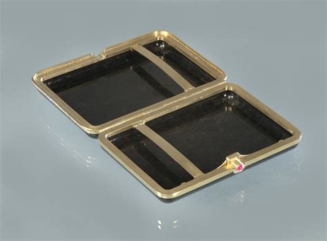 Подарок курильщику: дорогой портсигар с бриллиантами купить