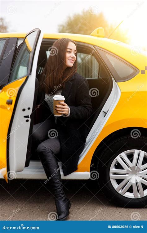 Gehendes Herausgekommenes Gelbes Taxi Des Reizend Brunette Stockfoto Bild Von Sitzung