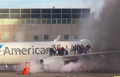 Passengers evacuate onto wing as American Airlines…