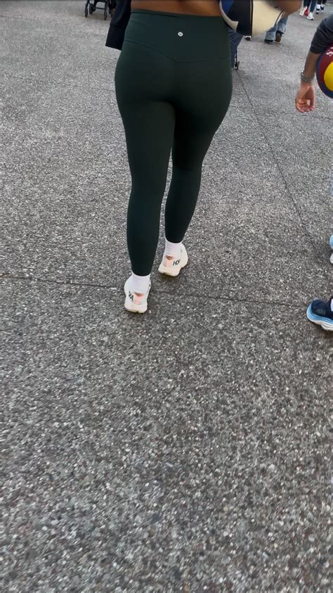 Beautiful Curly Haired Babe In Green Lululemon OC GIFS Spandex Leggings Yoga Pants Forum