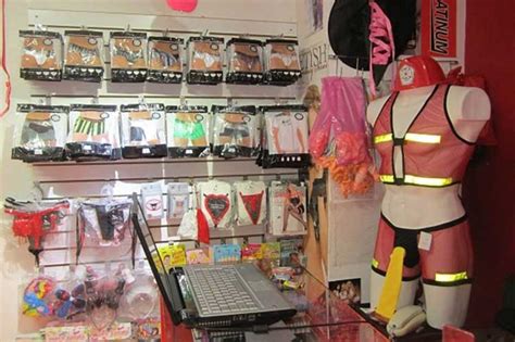 ELEMENTOS DE LA SSP DF APOYAN CLAUSURA DE LOCALES SEX SHOPS EN EL CENTRO HISTORICO