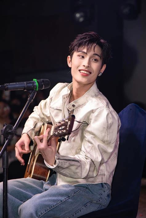 Wren Evans nam ca sĩ sinh năm 2001 vừa bị tung ảnh thân mật với hot girl Lim Feng là ai