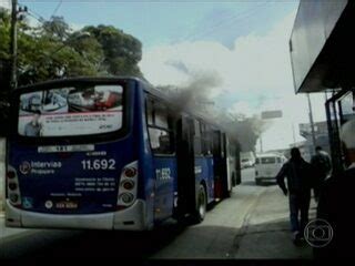 Vídeo Manifestantes queimam ônibus em protesto na Estrada do Campo