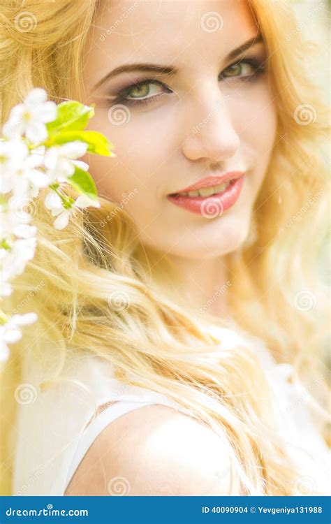 Retrato De La Primavera De Un Blonde Joven Hermoso Foto De Archivo Imagen De Silueta Ciudad