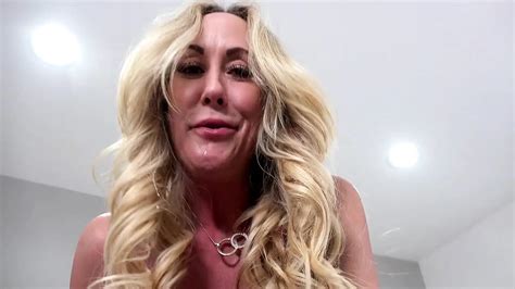 Caliente milf Brandi Love da paja con el pie y consigue preñada con
