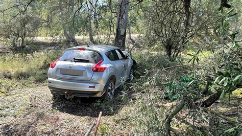 Empotra su coche contra un árbol al salirse de la carretera en Aznalcóllar