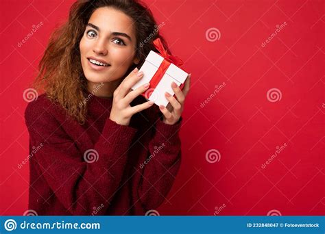 Foto De Cierre De Una Joven Sonriente Positiva Mujer De Brunette Cursi Aislada Sobre La Pared De