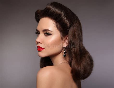 Retro Frauen Portrait Eleganter Brunette Mit Rotem Lippenmake Up Und Stockbild Bild Von