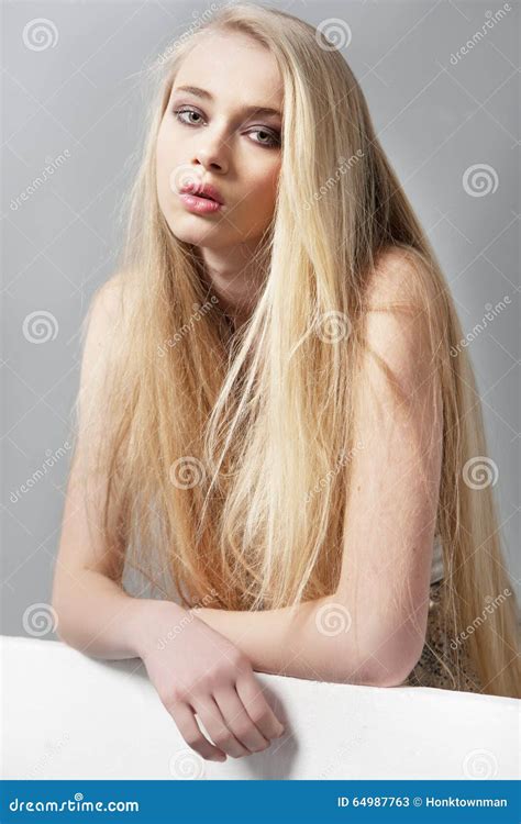 Belle Fille Blonde Avec De Longs Cheveux Et Yeux Verts Image Stock Image Of Blonde Frais