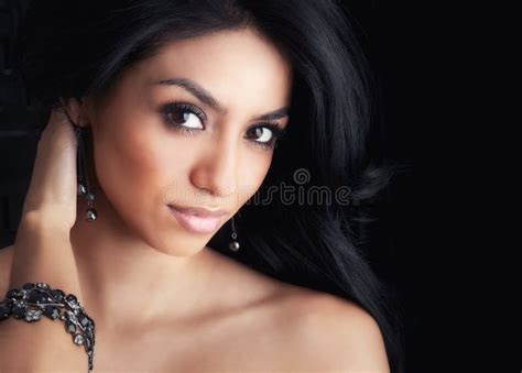 Mujer Hermosa De Latina Con El Pelo Largo Foto De Archivo Imagen De Estudio Modelo