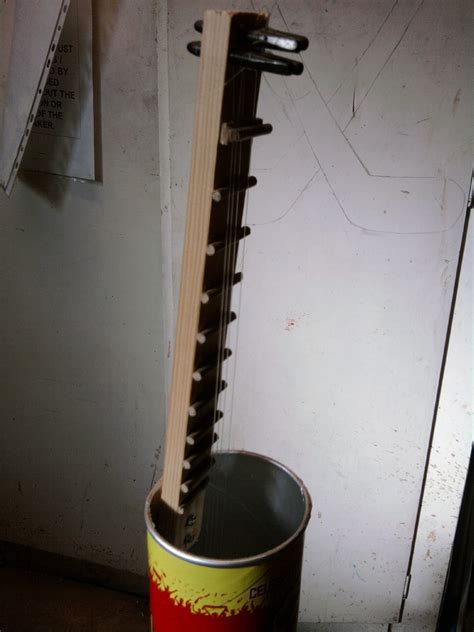 Vulpestruments: Pringle Tube Ukulele