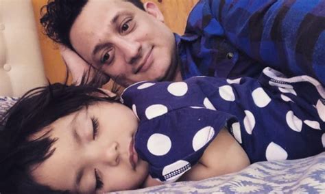 Un padre gay adopta en Argentina a una niña abandonada CromosomaX