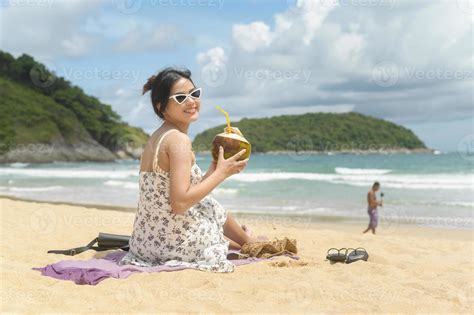joven hermosa mujer en bikini disfrutando y relajándose en la playa verano vacaciones