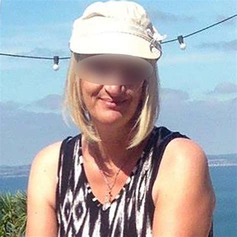 Mature nue à Paris reçoit beaux jeunes hommes qui assument aimer les vieilles Petites annonces