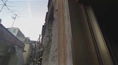 Napoli Forte Esplosione In Centro Crolla Un Muro Al Quinto Piano Di