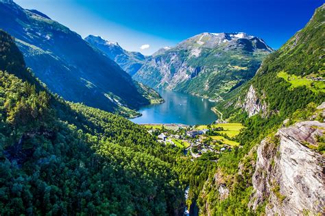 Geirangerfjorden ved Bergen - En av Norges mest fotogene fjorder – Go ...