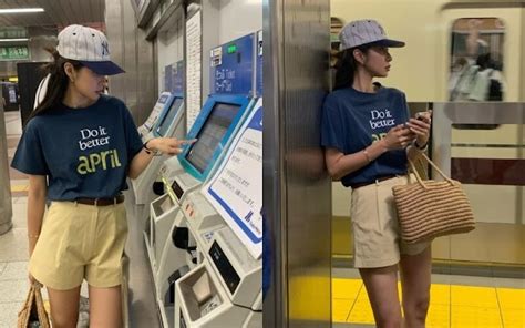 Cô gái mặc bikini đi tàu metro bất chấp ánh nhìn của người xung quanh