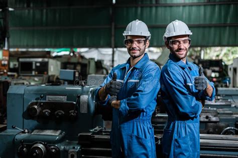 Ingeniero Con Uniforme De Personal De Seguridad Que Realiza El