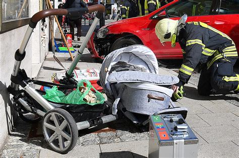 Unfall In Traunstein Auto Erfasst Kinderwagen Baby Verletzt