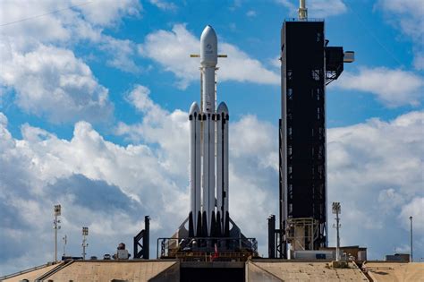 Spacex猎鹰重型火箭将执行月球任务：2023年发射nasa寻水月球车凤凰网