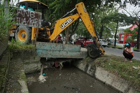 Dinas Pupr Kota Pekanbaru Bersihkan Saluran Drainase Jalan Arifin Achmad