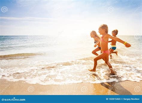 Enfants Mignons Ayant L Amusement Sur La Plage Sablonneuse En T Image