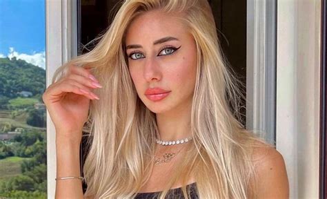 Gaia Sabbatini Bikini E Vestitino Traforato La Posa Incanta Il Web