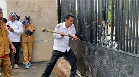 Massa Apdesi Rusak Tembok Dan Pagar Gedung DPR Dengan Palu Besar