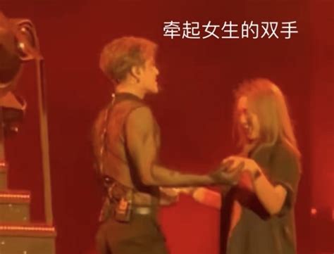 辣眼睛！王嘉尔演唱会半裸上身秀腹肌，裤子掉档露出半个内衣腾讯新闻