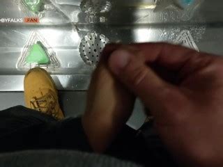 我的软鸡巴在公共槽里小便 Pornhub Gay