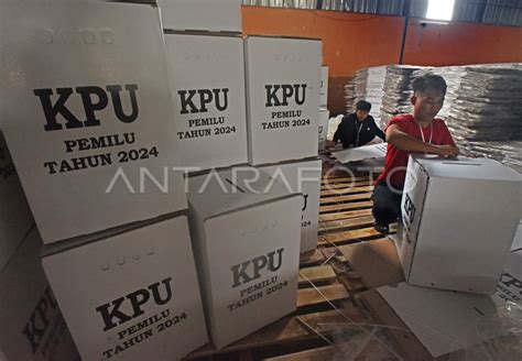 Perakitan kotak suara pemilu 2024 | ANTARA Foto