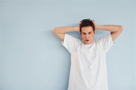 Joven Gay Est Parado En El Estudio Y Posando Para Una C Mara Con Una Camisa Blanca Casual